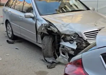 Aksident zinxhir në mes të qytetit! 5 makina bëhen copash, disa persona…