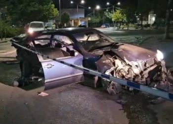 Aksident i rëndë gjatë natës! Makina bëhet copash, dy të rinj pIagosen rëndë