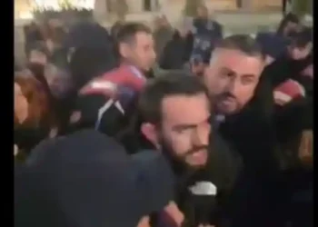 Protesta para Kryeministrisë/ Adriatik Lapaj ndihet keq, bie në tokë pas përplasjes me policinë
