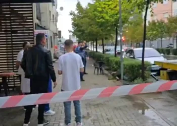 E rëndë në Durrës, shtylla e dëmtuar në rrugë i merr jetën një personi