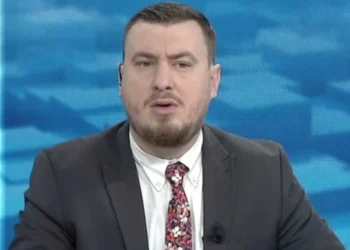 Cmenduri shqiptare: TR0NDITET gazetari ‘Babai më la nusen shtatzënë, i kapa në…'(Video)