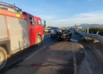 Aksident tronditës në vend! Makina përplaset me autobusi, 2 persona…