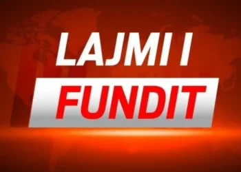 Aksident i rëndë, makina përplaset me kamionin, 5 persona të…