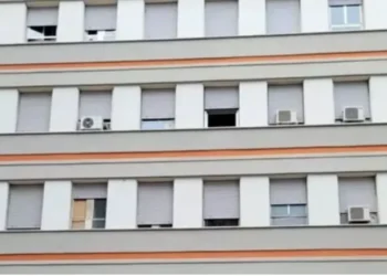 Ngjarje tronditëse! Gruaja shtatzënë hidhet nga dritarja e katit të dytë