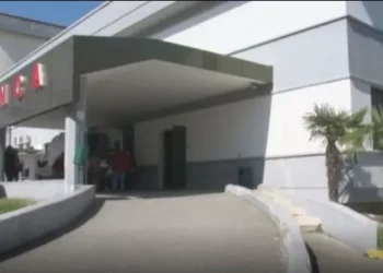 Tronditëse! Gjendet pa shenja jete gruaja ne vend, dyshohet se…