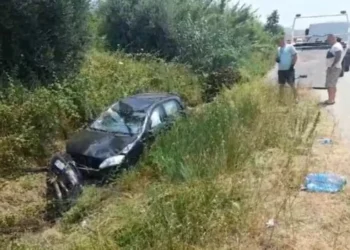 Aksident i rëndë në vend! Furgoni me njerëz përfundon në kanal, 4 persona…