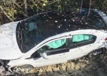 Shoferit i bllokohet timoni/ Makina përfundon në kanal, dy të plagosur rëndë