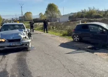 Fundjava nis me aksidente! Dy makina bëhen copash, 4 persona raportohet të jenë…