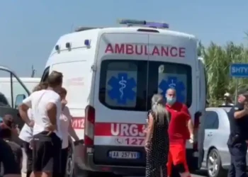 Një djalë pa leje drejtimi shkakton aksident, dy të plagosura