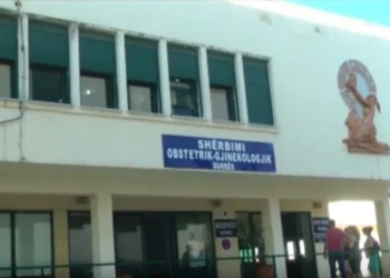 Ndodh në Durrës: Gruaja shtatëzënë lind në oborrin e maternitetit, nëna e re dhe fëmija janë…