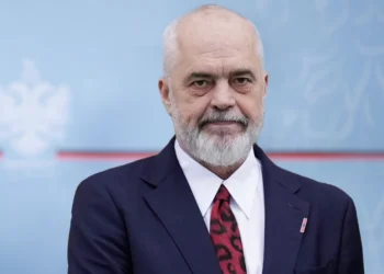 Edi Rama u jep zemër qytetarëve që u preken nga zjarri ‘Do t’ia u ndërtojmë shtëpi më të forta dhe të mira…’