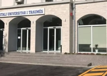 ‘Po më vd*s cupa, më lini ti qëndroj tek koka…’ Vajza qëIIoi veten, babai i saj shoqërohet në komisariat!