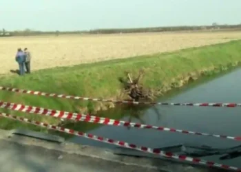E rëndë/ Makina përplaset me skuterin, raportohet për tre v*ktima, çifti me motor mb*tet në kanalin pranë rrugës