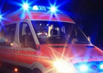 Aksident i rëndë në vend, makina del nga rruga dhe përmbyset, katër persona nisen me urgjencë në spital