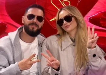 Puthje në buzë mes Mirit dhe Selin? Kjo foto ‘fake’ po CMEND rrjetin!