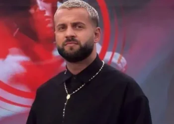 Puthi Luizin në buzë, aktori i njohur SHTANG me komentin ‘Ai mbante erë të…’