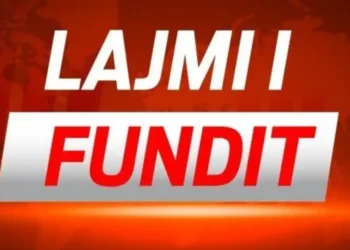 E FUNDIT/ Qëllohet me a*më zjarri drejt makinës, shoferi aksidentohet dhe braktis mjetin…