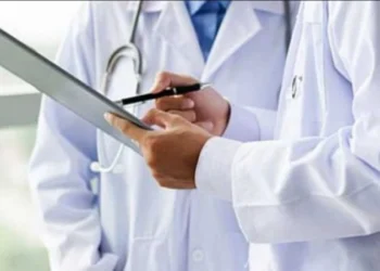 Skandal në sallën e operacionit, mjeku kapet duke kryer marrëdhënie me infermieren gjatë ndërhyrjes