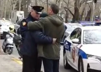 PAMJE TE RENDA në mes të Tiranës! Tr*pi i gruas i shtirë në asfalt, partneri i saj g*det koken me grushta kur e shikon të vd*kur (Video)