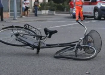 Nuk kanë fund aksidentet! Makina përplas 19 vjecaren që po lëvizte me bicikletë, e reja…