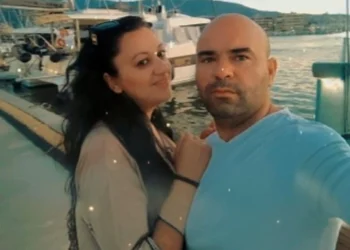 ‘Të dy janë fajtorë, na lanë në mes të rrugës…’ Mes lotësh dhe dhimbjes flet vajza e Marjolës që u vr* nga bashkëshorti në Greqi!