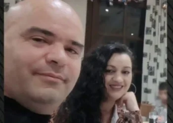 “Të dy janë fajtorë, na lanë rrugëve”,flet vajza e 36-vjeçares që u v*a nga burri shqiptar në Greq:Më mungon mami,qaj..