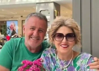 Çdo ditë tek varri i gruas, historia prekëse e aktorit Agron Llakaj