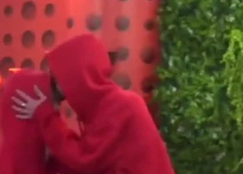 Upss/ Ja çfarë i tha Kristi Selinës para se të kalonte murin e shtëpisë