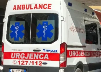 Aksident i rëndë! Automjeti del nga rruga, humb jetën pasagjerja, plagoset drejtuesi i makinës dhe dy të tjerë