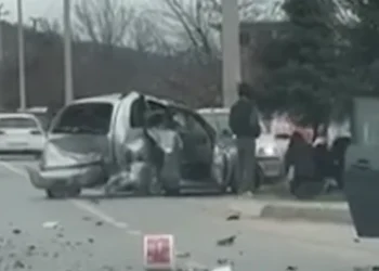 Pamje të frikshme! Aksident i rëndë në vend, dy makina bëhen copash, disa persona…