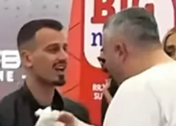 Plas keq mes Mateos dhe Rogertit: “Me sa meshkuj njëkohësisht ka bërë s*ks motra jote…”