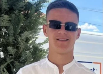 ‘Banka jote do jetë bosh, por kujtimet e tua do…’ Përlotet rrjeti, mësuesit dhe shokët e klasës reagojnë për vd*kjen e Erald Xhejos!