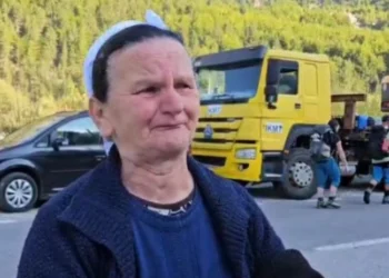 ‘Më mirë na p*shkatoni…’ Banorët e Valbonës shpërthejnë në lot teksa IKMT shemb bujtinat ‘As serbi muk do na e bente kete…’