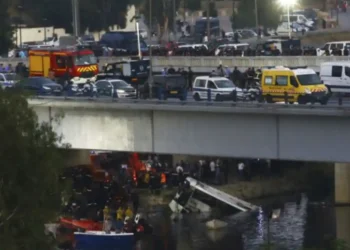 Tragjike/ Autobusi rrëshqet nga ura dhe bie në lumë, aksidenti i rëndë shënon 18 viktima