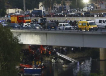 TR0NDITESE! Autobusi rrëshqet nga ura dhe bie në lumë, aksidenti i rëndë shënon 18 v*ktima!