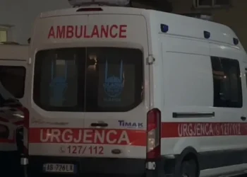 Ngjarje tronditëse në vend! Gjendet e pajetë një grua në taksi, dyshohet se…