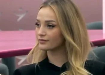 Jo me Mirin, Selin puth dhe përqafon këtë banor brenda shtëpisë së BBVA