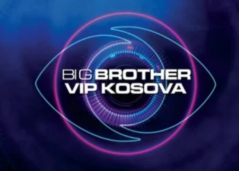 Banorja e BBVK nuk pyet për kamerat: Heq recipetat dhe zhytet të pishinë