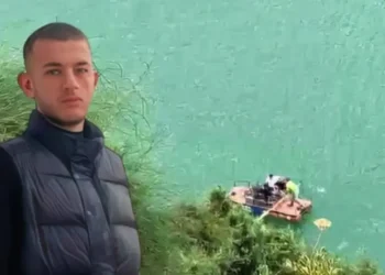 ‘Vetëm një vëlla kisha, një dritë syri…’ Motra e Renis Dobres përlot rrjetin ‘Një pIagë që s’mbyllet kurrë…’