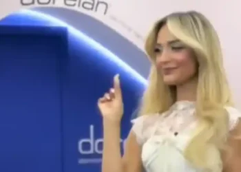 Selin habit rrjetin, shihet duke vendosur hudhër në gjoks, por pse?!