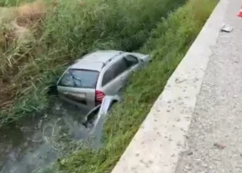 Aksident tr*nditës në vend! PërpIasen 2 makina, njëri mjet përfundon në kanal! 2 persona…