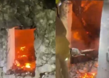 E rëndë në vend! Shtëpia g*ditet nga rrufeja, zjarri shkrumbon banesen, familja brenda saj…