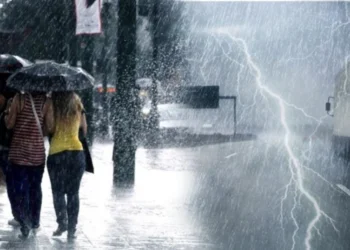 ‘E keqja nuk ka kaluar…’ Jepet sërish ALARMI për kushtet atmosferike në vend ‘Orët në vazhdim kritike…’