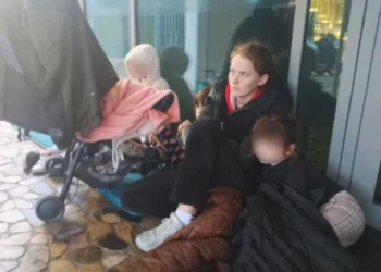 Mjerim! Ikën për një jetë më të mirë, familja shqiptare fle në mes të rrugëve së bashku me 2 fëmijët e mitur