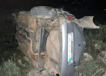 Aksident tronditës në vend! Makina del nga rruga dhe përmbyset, dy persona…