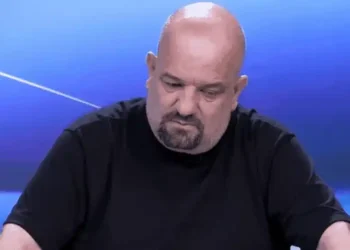 Incident gjatë spektaklit, Ilir Vrenozi rrëzohet në skenën e BBVIP