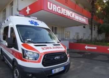 Aksident tronditës në vend! Makina përplaset me murin, humb jetën një person