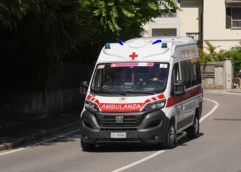 70-vjeçari hidhet nga ballkoni, por bie mbi 80-vjeçaren. 80 vjecarja humb jeten, 70 vjecari mbijeton!