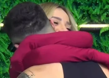 Selin dhe Gimbo shkëmbejnë puthje, reagimi EPIK i Gretës nuk duhet humbur! (Video)