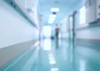 Këngëtari i njohur ‘burgoset’ në spital psikiatrik nga familja e tij!